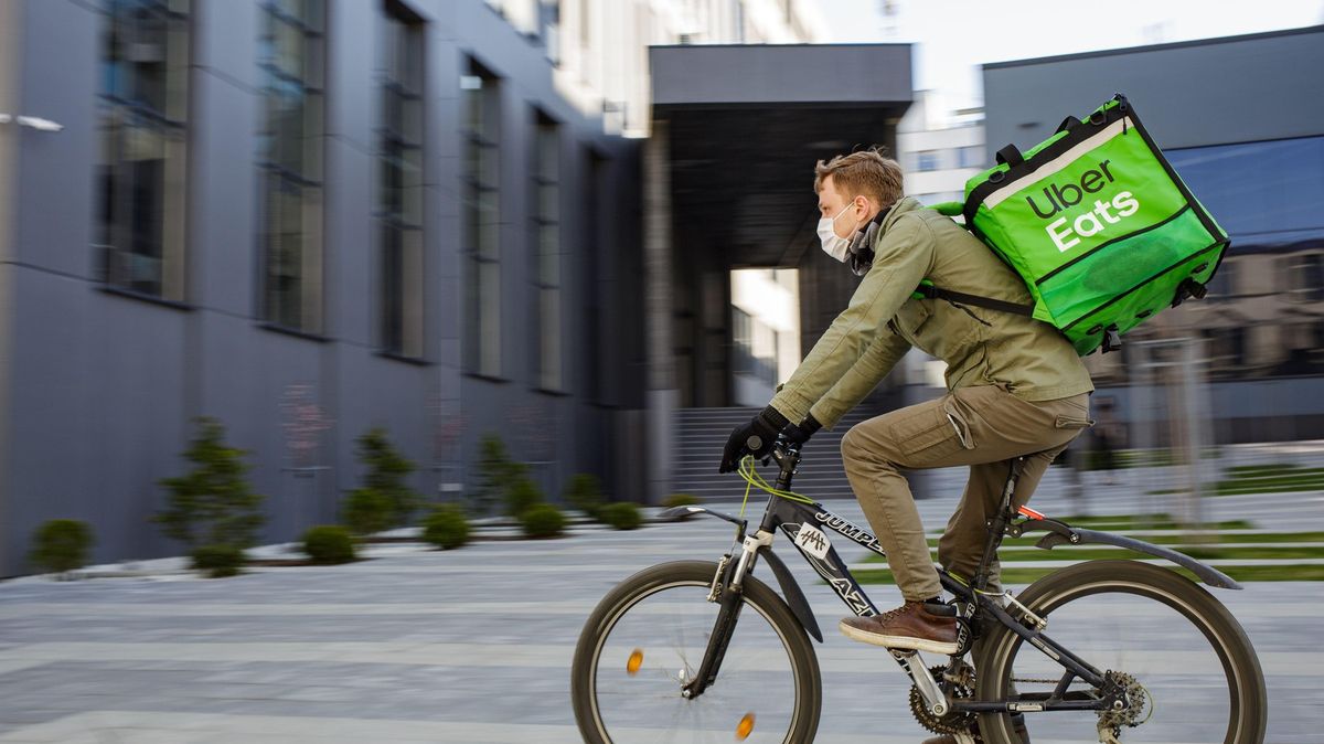 Z otloukánka tahounem finančních trhů. Zboží a práce přes weby a apky